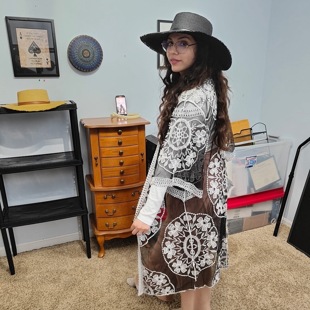 Black and White Lace Kimono. - Picture 3 of 4